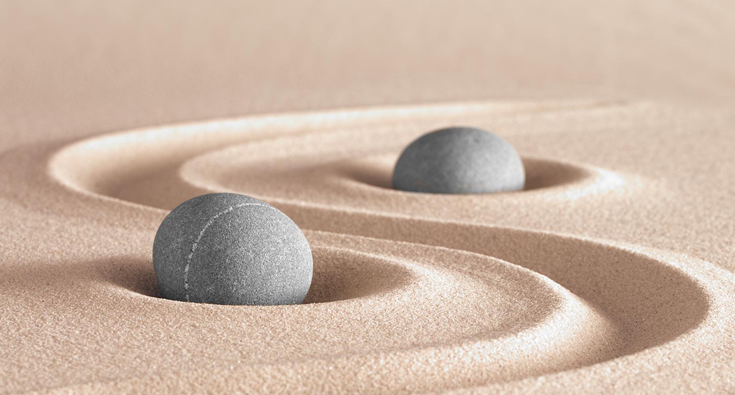 Boules de pierre dans les sable- Jardin japonnais